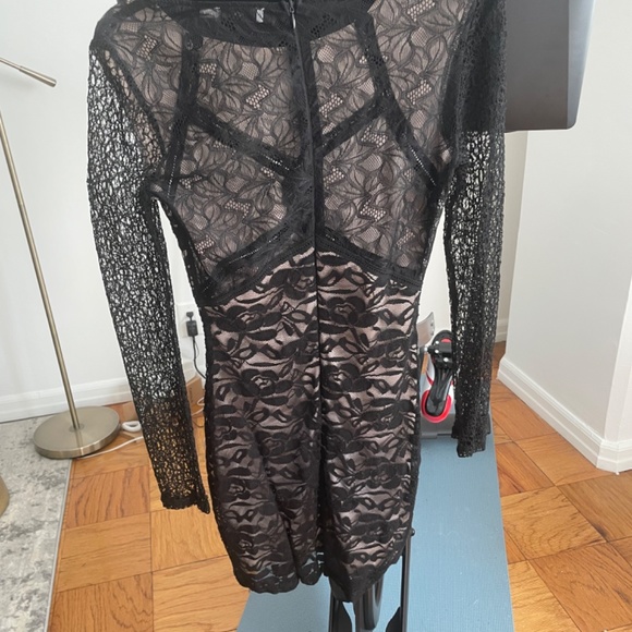 Lace dress - Picture 3 of 4